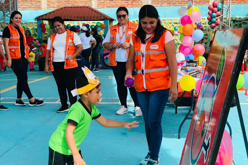 WorldVisionSV's tweet photo. Celebramos la actividad "Juguemos Juntos", dirigida por el equipo gestor departamental de @CONAPINA y el Instituto Crecer Juntos, en el marco del #DíaNacionaldelJuego ⚽️🪁. https://t.co/2h85W3LZyG