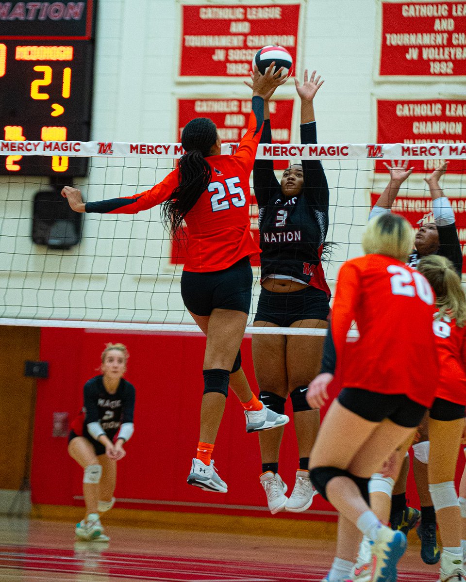 fivestar_vids's tweet photo. Bumping it with the stars of McDonogh and Mercy High School ⭐

Mercy ended the night 3 sets to 1 over McDonogh. https://t.co/jnpPbolUbM