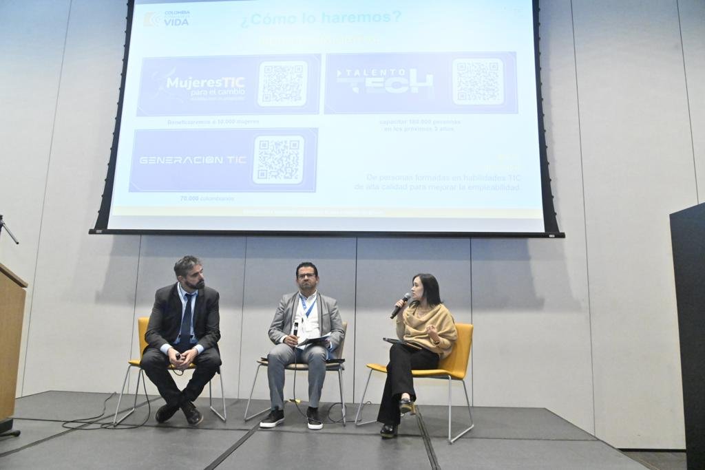 Ministerio_TIC's tweet photo. César Cruz, director de @GobDigitalCo del #MinTIC, modera el panel ‘#TalentoDigital: los humanos son el futuro de la #tecnología’, junto a Catalina Arango de @Scotiabank-Colpatria y Virginio Gallardo de Humannova en el 8º #EMBDATA Tech. https://t.co/pwh2Lmw5vz