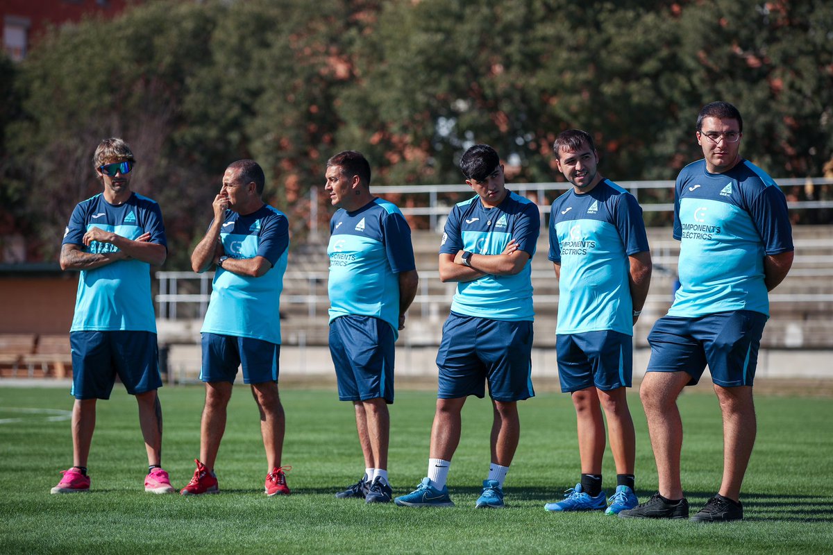 OARVic's tweet photo. 📸 PRESENTACIÓ D’EQUIPS 23/24

550 🅹🆄🅶🅰🅳🅾🆁🆂/🅴🆂
80 🅲🅾🆂 🆃🅴̀🅲🅽🅸🅲 🅸 🆂🆃🅰🅵🅵

⚽️ 29 equips de competició
⚽️ 10 grups Escola de Futbol
⚽️ Escola d’Iniciació

🌐 https://t.co/49FDcVN8fk

🔵🔴 #SócdelOAR #oarvic #vicactivat https://t.co/6PetypSbTC