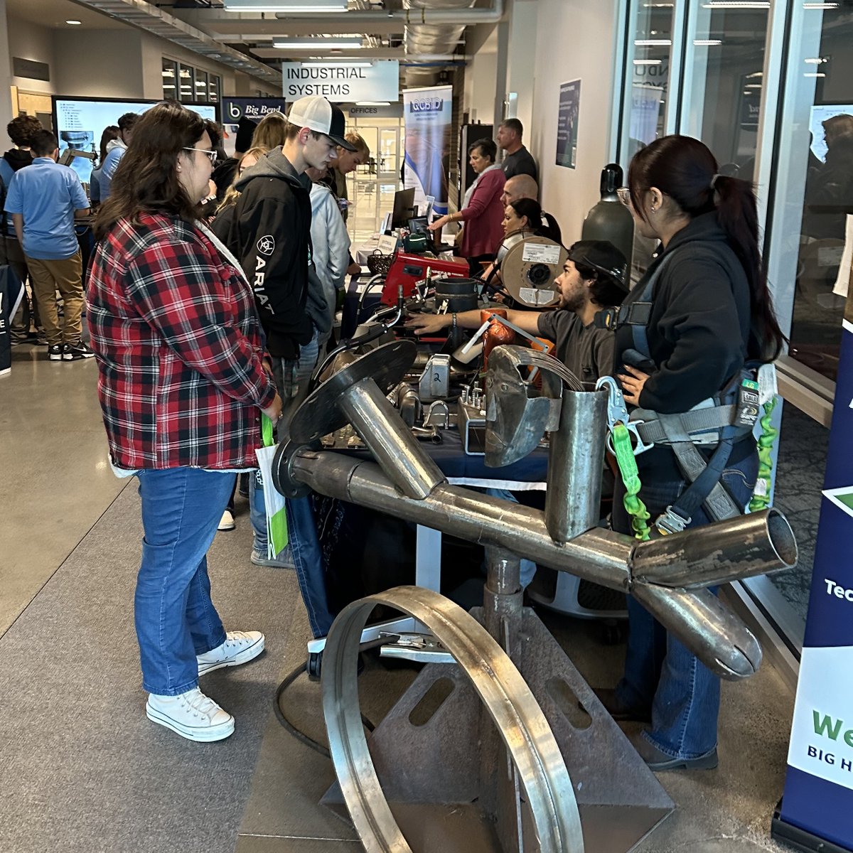 OthelloSchool's tweet photo. Featuring over 50 institutions and workforce programs, the Annual NCW College and Career Expo today at Big Bend Community College was a hit for our students. Over 40 of our students got to participate, learn, and come face to face with some exciting options for their future! https://t.co/pg31ReknQD