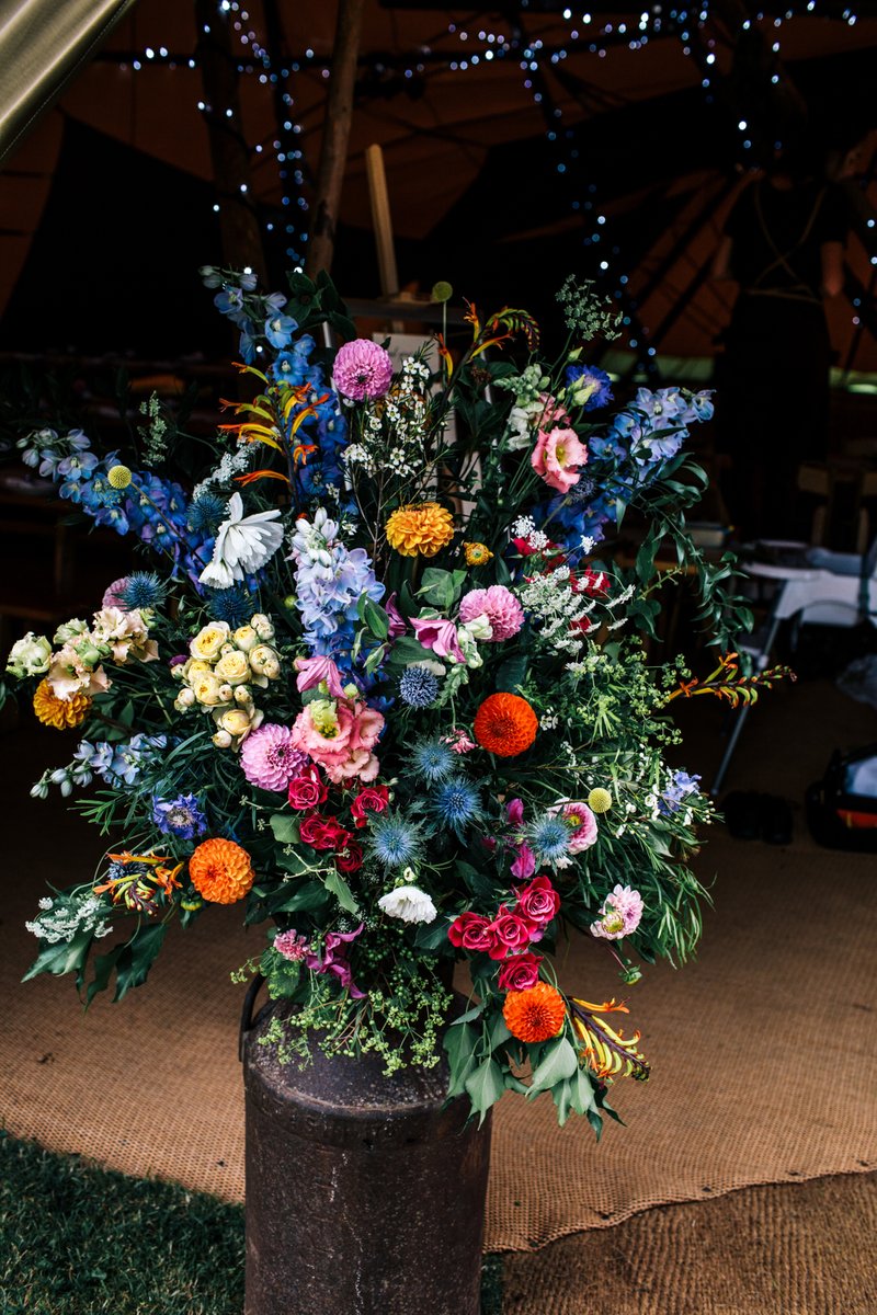 Gorgeous milk churns, who doesn’t love a huge colourful display for your guests to be welcomed into dinner. This one is by the delectable @brambleandwild
.
.
.
.
.
#bathweddingphotographer #cotswoldwedding #wiltshireweddingphotographer #bathcityphotographer #outdoorwedding #lux