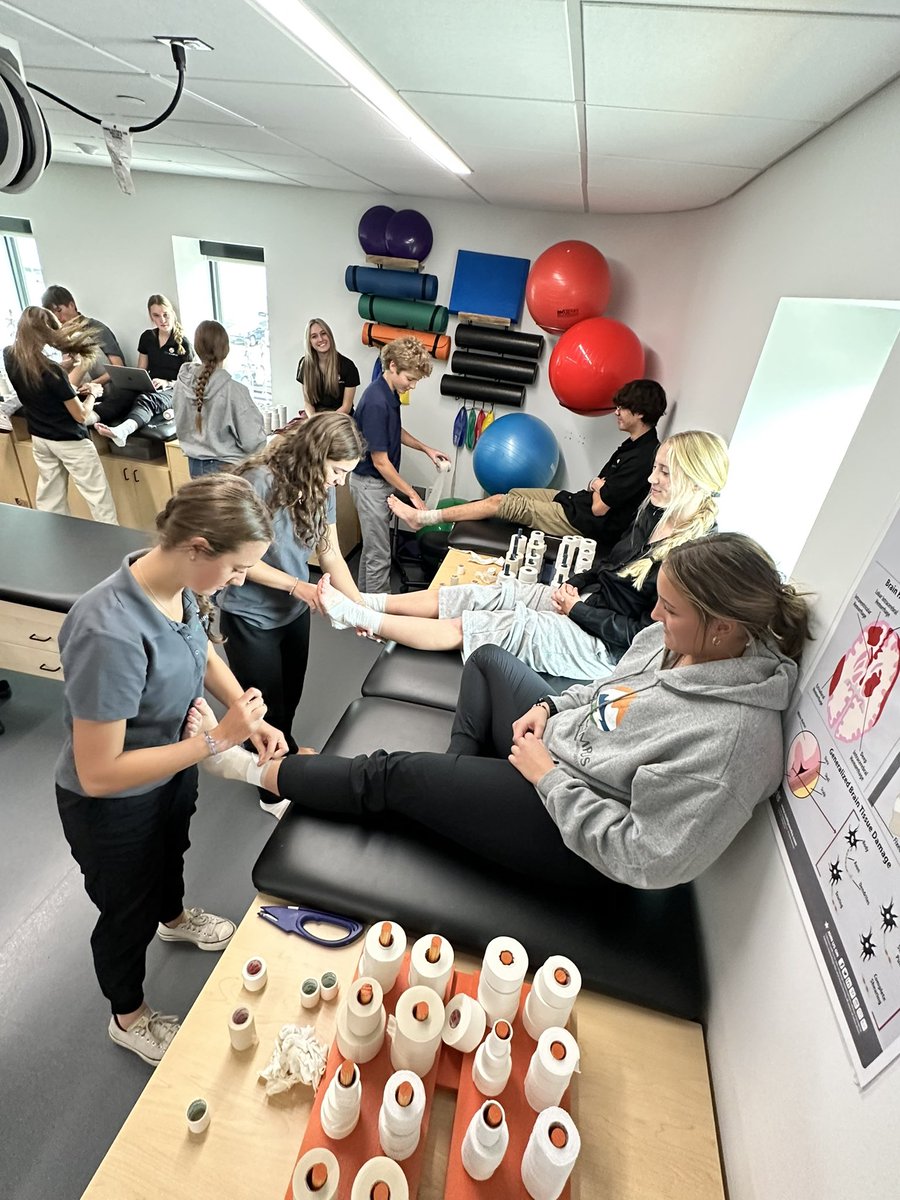EPICCampusLPS's tweet image. Sports Med students and our SRO, Johnie Evans, Finishing up our ankle unit with learning ankle taping. #futurehealthprofessionals #epic #itsEPIC
