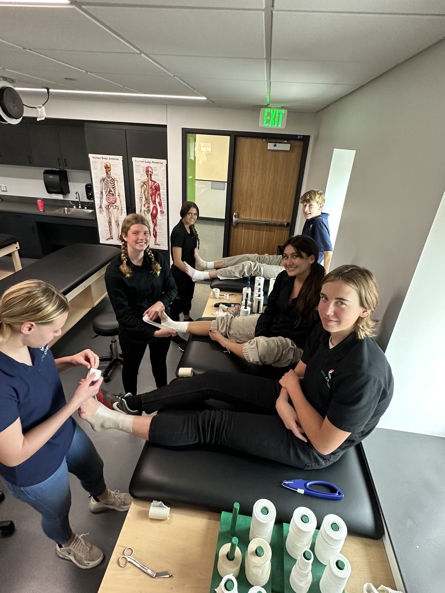 EPICCampusLPS's tweet image. Sports Med students and our SRO, Johnie Evans, Finishing up our ankle unit with learning ankle taping. #futurehealthprofessionals #epic #itsEPIC