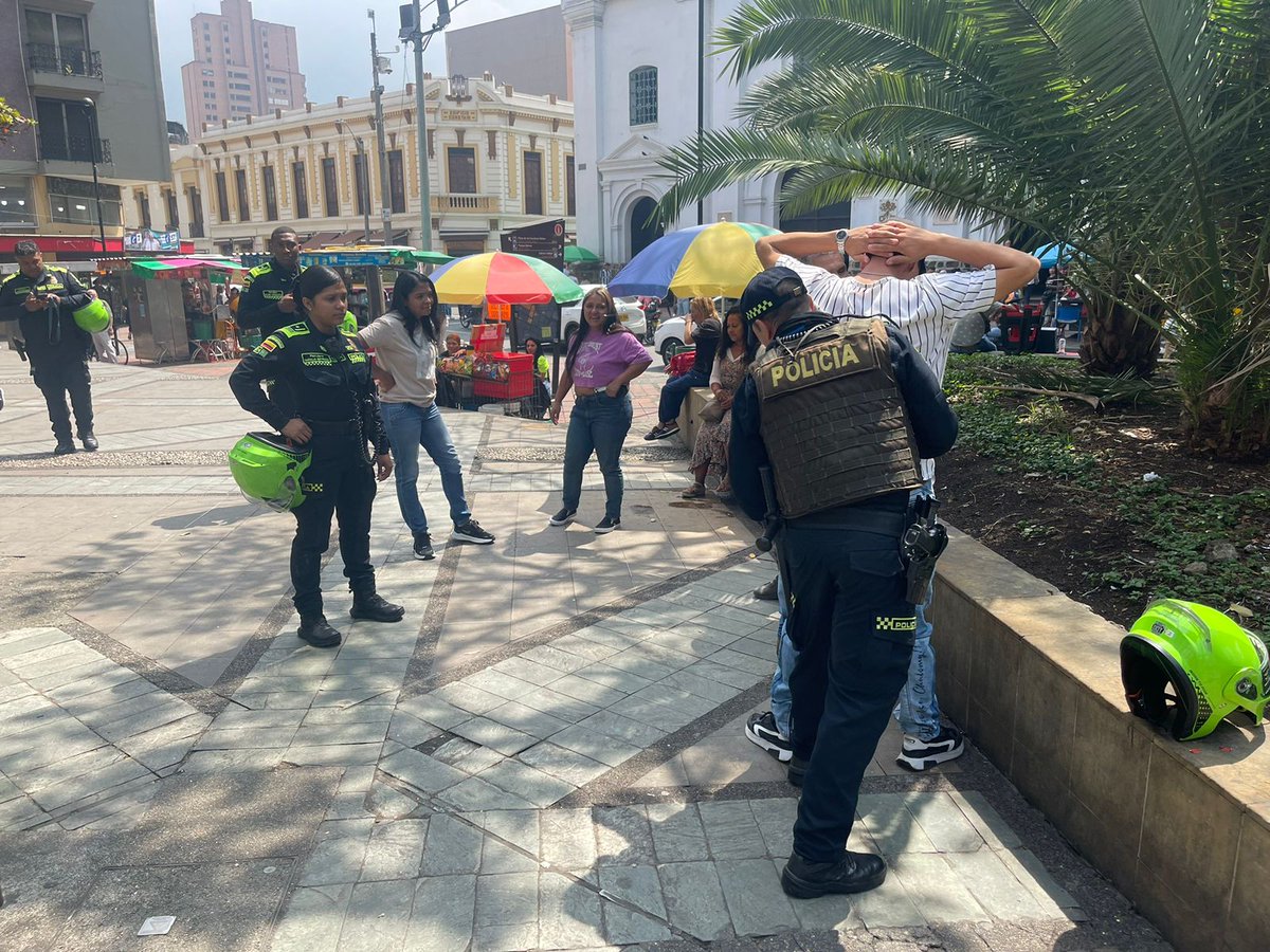seguridadmed's tweet photo. ⚠️ Avanzamos en la implementación de nuestro #PlanParques en la #Comuna10 - La Candelaria. Inspeccionamos la seguridad en la zona y atendemos las solicitudes de los residentes del área, recuperando espacios para el disfrute de la comunidad.
#MedellínSegura. https://t.co/yUK6WxtDSR