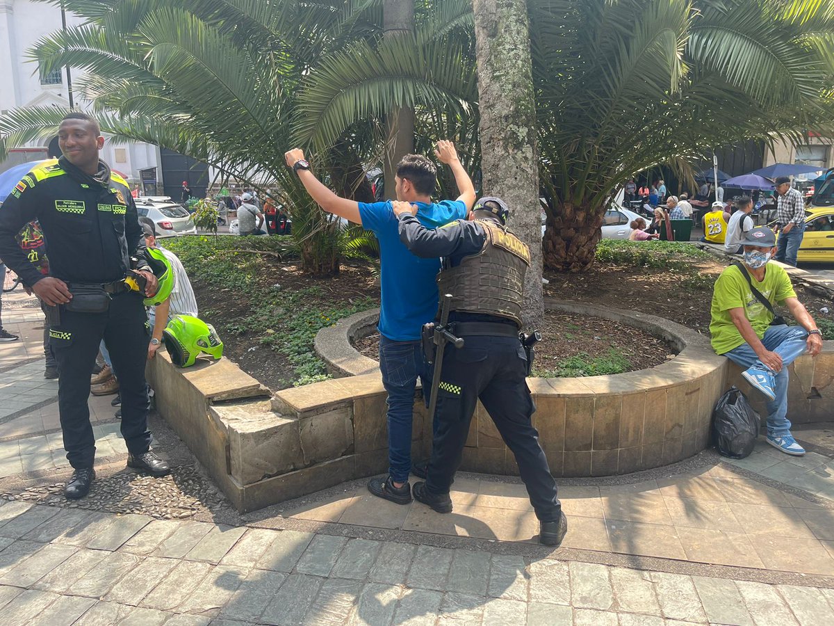 seguridadmed's tweet photo. ⚠️ Avanzamos en la implementación de nuestro #PlanParques en la #Comuna10 - La Candelaria. Inspeccionamos la seguridad en la zona y atendemos las solicitudes de los residentes del área, recuperando espacios para el disfrute de la comunidad.
#MedellínSegura. https://t.co/yUK6WxtDSR