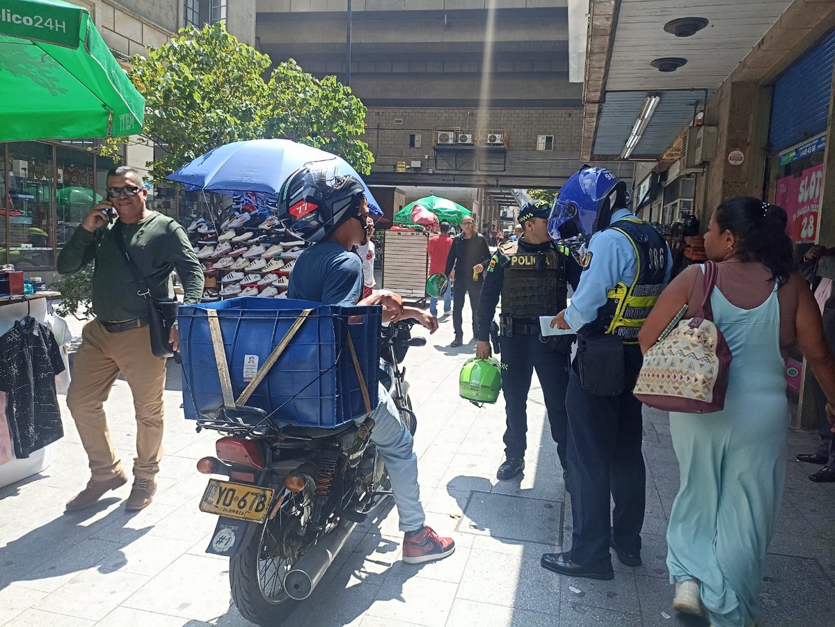seguridadmed's tweet photo. ⚠️ Avanzamos en la implementación de nuestro #PlanParques en la #Comuna10 - La Candelaria. Inspeccionamos la seguridad en la zona y atendemos las solicitudes de los residentes del área, recuperando espacios para el disfrute de la comunidad.
#MedellínSegura. https://t.co/yUK6WxtDSR