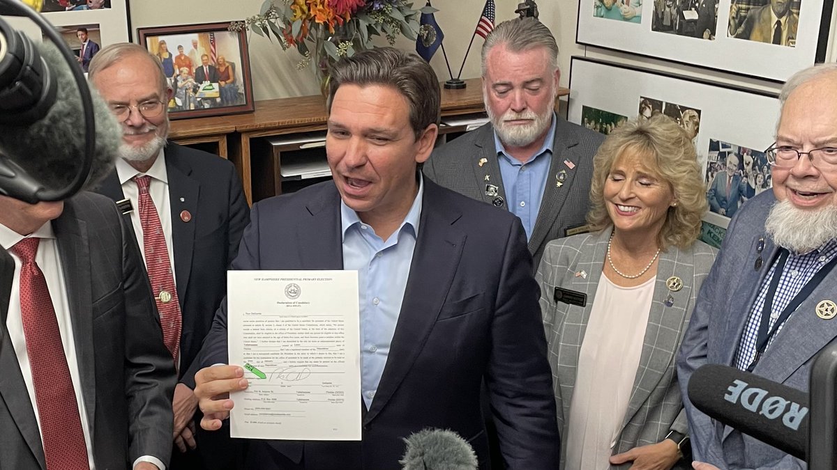 steinhauserNH1's tweet photo. 2024 Watch-Earlier Today: ⁦@FoxNews⁩  covers ⁦@RonDeSantis⁩ filing at ⁦@NHSecretary⁩ office to place his name on the New Hampshire #FITN  #GOP presidential primary ballot and later stop at the NH Statehouse visitors center #2024Election #nhpolitics #FoxNews https://t.co/37uYxJ3adY