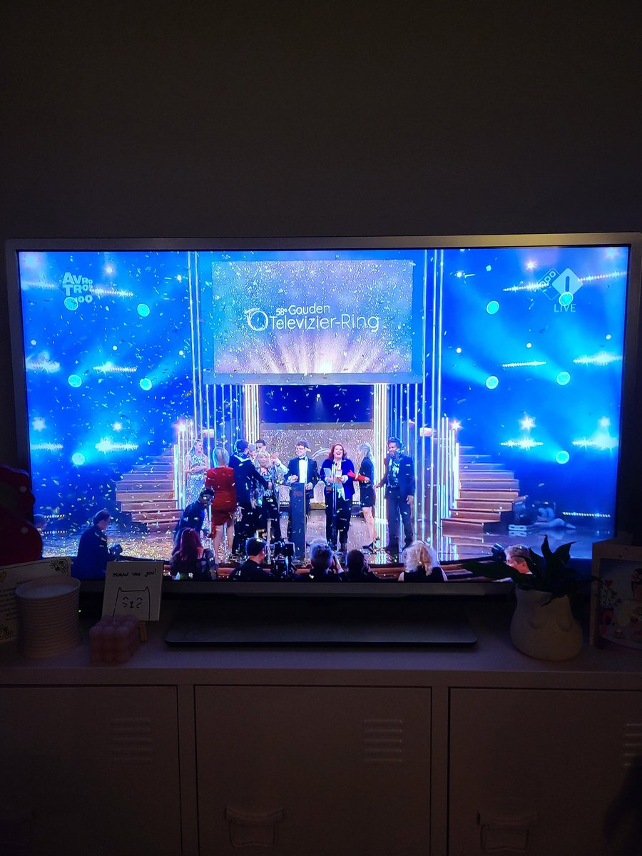 _agentv_'s tweet image. JAAAA!!!! ZOOOO terecht en verdiend!!! Alle credits naar de fantastische acteurs en geweldige @WK54 @RoosOuwehand @lexpasschier 🍏🍎💍 #Oogappels #Televizier