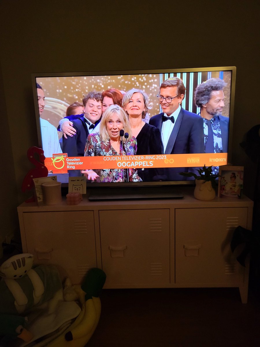 _agentv_'s tweet image. JAAAA!!!! ZOOOO terecht en verdiend!!! Alle credits naar de fantastische acteurs en geweldige @WK54 @RoosOuwehand @lexpasschier 🍏🍎💍 #Oogappels #Televizier