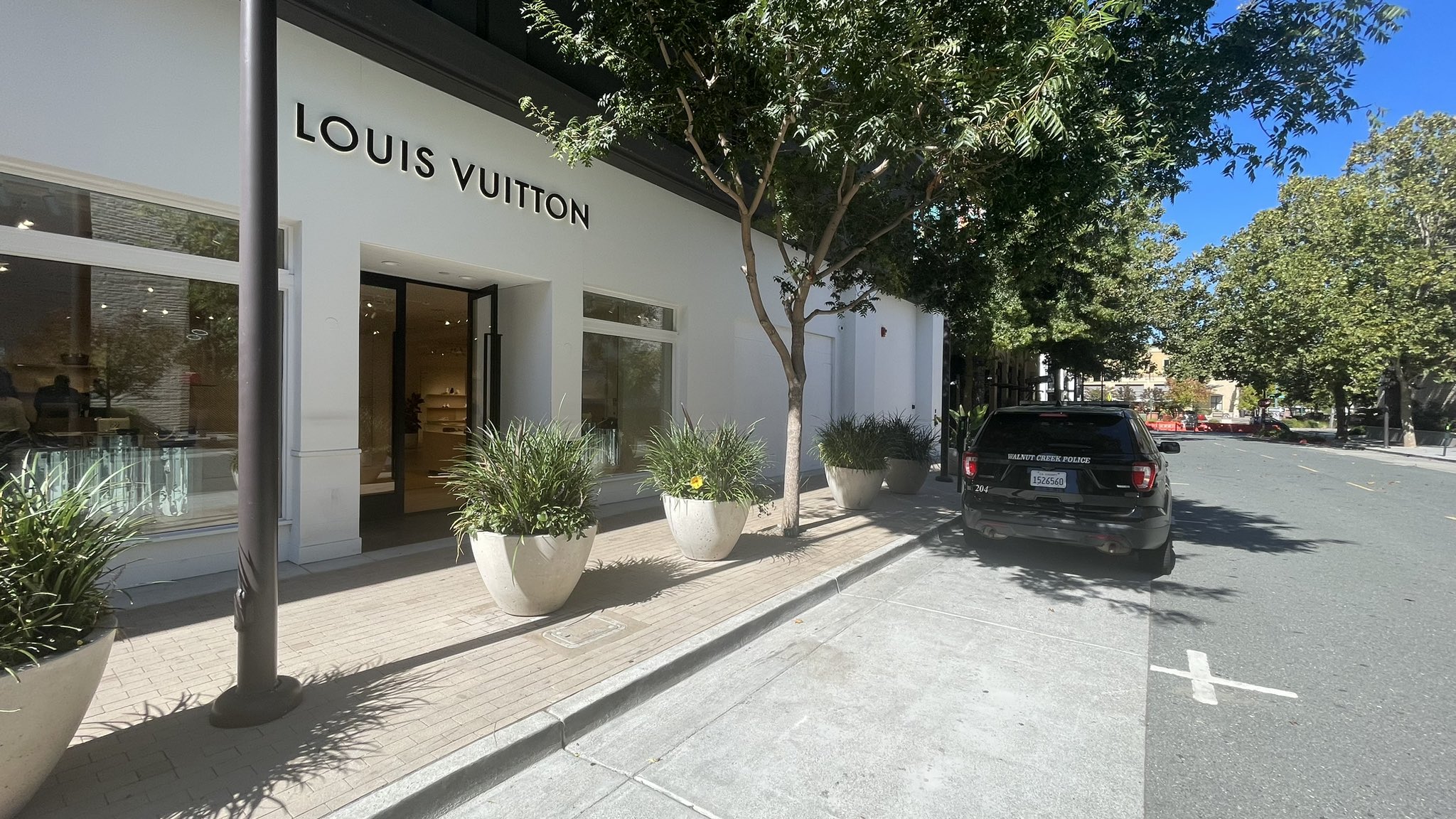 Stanley Roberts 🎬 on X: What happened at @dior in SF is connected to a  pattern, thieves are using vehicles to make entry. This is the Walnut Creek  @LouisVuitton where some 15