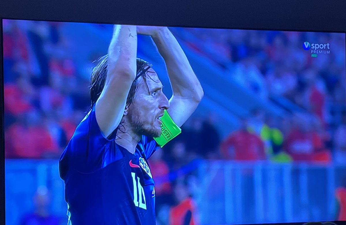 RasimReiz's tweet photo. Luka Modric får gult kort i 88 min för protest. Han passar på att skrika en klassiker till Antony Taylor för att han inte såg situationen. 

Jebem ti mater coravu- Jag kn*llar din blinda mamma. 🤝 https://t.co/AjvWhbJZs5