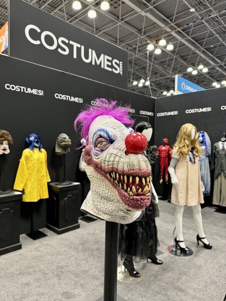 Costumes.com tweet media