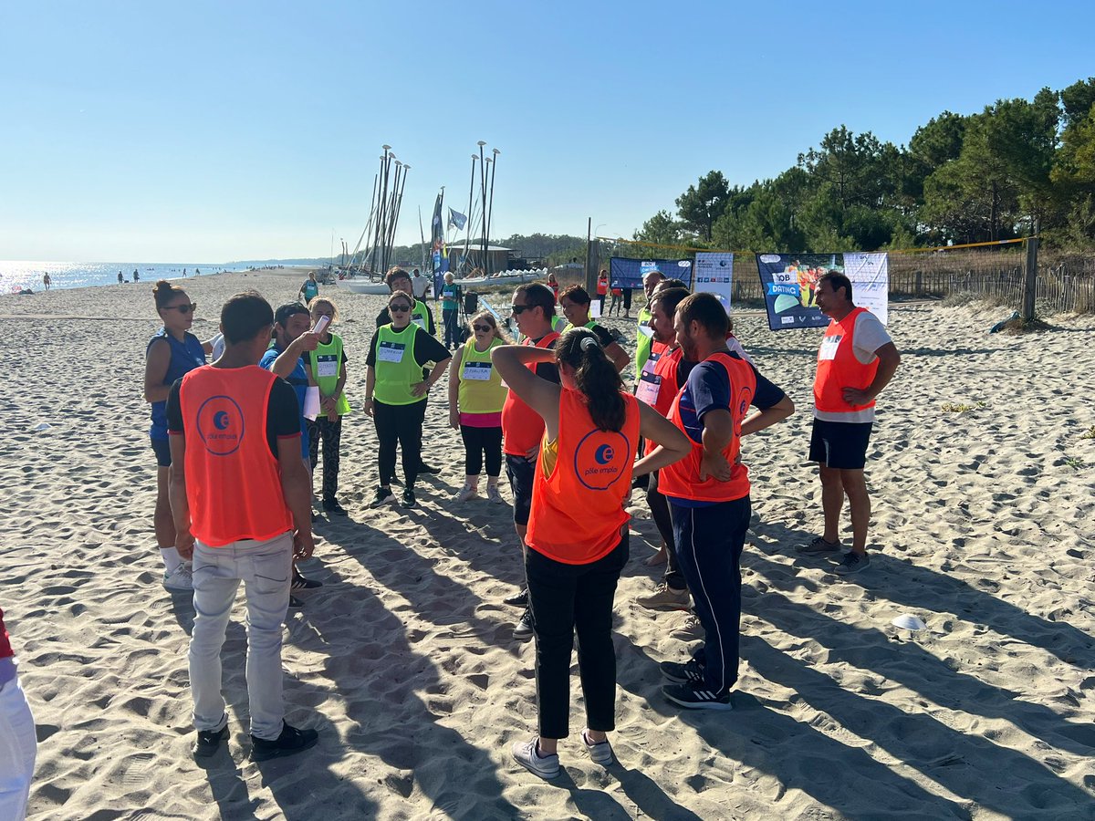 PatriciaPetreto's tweet photo. 🏉#DuStadeVersEmploi à la plage de la #Marana.

Quand le rugby devient la passerelle vers de nouvelles opportunités professionnelles.
L'alliance du sport, du réseau, et de l'anonymat, avec seulement votre prénom sur le dossard.
Une manière originale de recruter.

#AvecPôleEmploi https://t.co/yz03ErsEPu