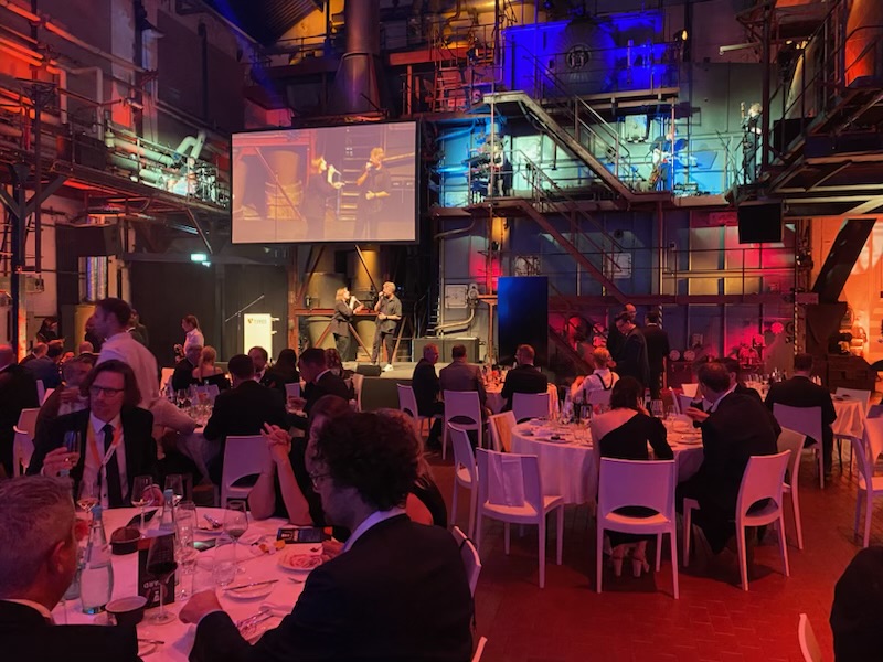 Zusammen mit dem <a href="/fgtclb/">fgtclb</a> sind wir an der #T3CON23 in Düsseldorf. Spannende Vorträge, Einblicke in die Zukunft und natürlich ein grossartiges Gala-Dinner vervollständigen den ersten Tag. Danke!
#t3con #TYPO3 <a href="/web_vision_de/">boris hinzer 🧡🌱💉💉💉💉</a>