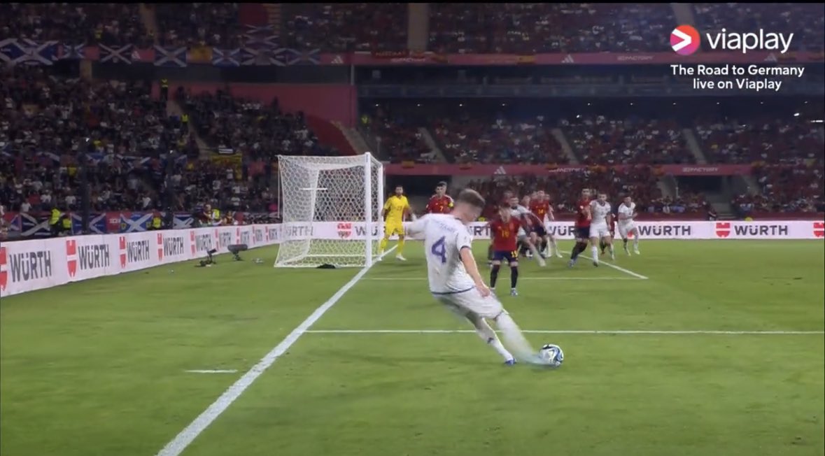 F19ADH's tweet photo. With the change of reasoning for the goal being chopped off from a foul to offside. Can someone show me the offside? Because it very much looks like the officials/@UEFA saving face.
Where is Hendry here when the ball is kicked? #SPASCO https://t.co/AnNeWORYnT
