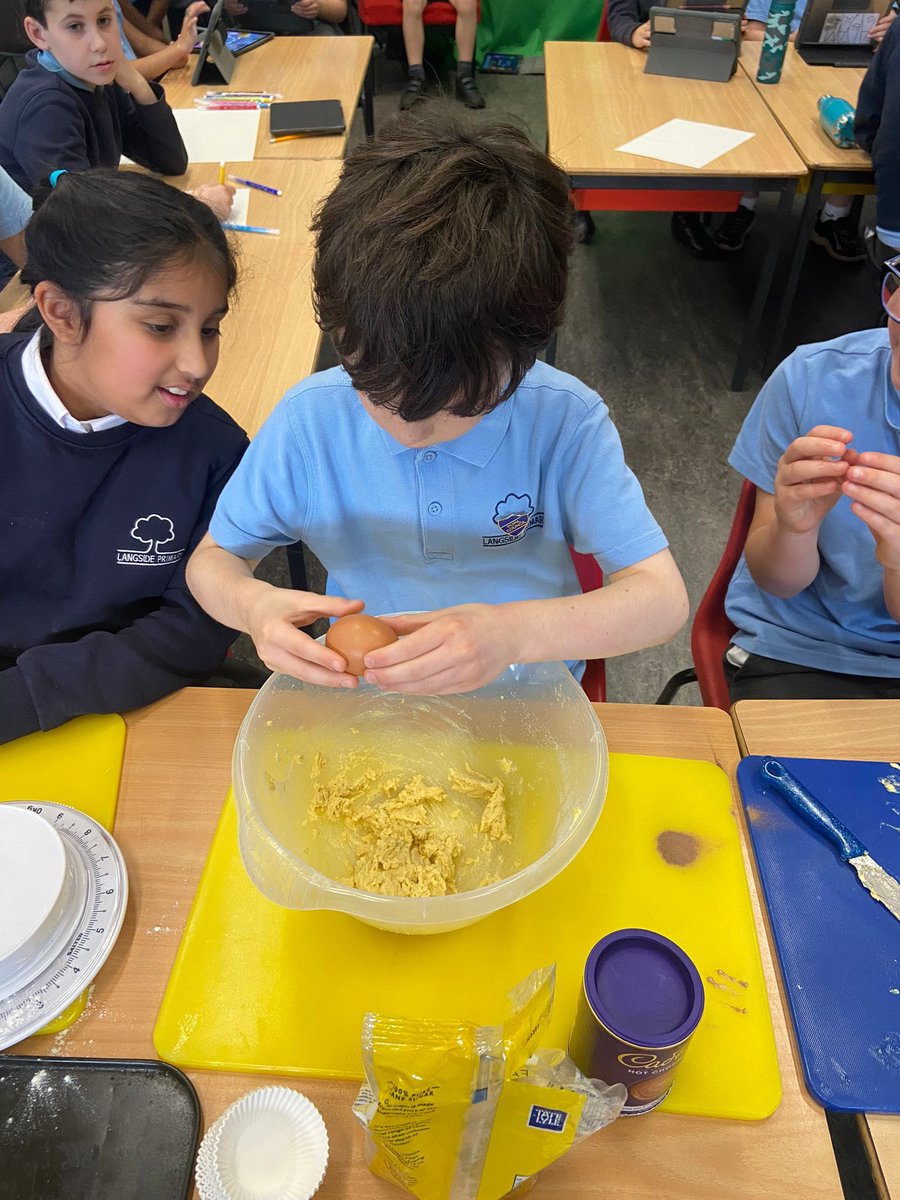 LangsidePri's tweet photo. P5c loved using The Pantry to complete their topic of Extreme Weather by making some volcano cakes. It was also a perfect chance to practise their measurement skills which they have been learning in maths! 

#lifeskills
#application https://t.co/esY6159QWi