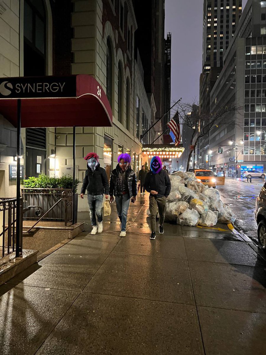 Yoooo this is the most iconic #Streetphotograpy shot out with the #ThreeAmigos in NYC last Xmas this is 🔥 af 💜 it 😎