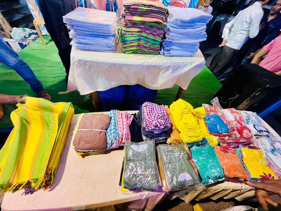 ShahbazAitc's tweet image. Today in Our Ward-3 #KMC Gifting of New Clothes to the Needy People who has right to celebrate the Durga Puja with Happiness.
Thanking Our Hon'ble MLA @AtinGhoshAITC  &amp;amp; Councillor  @debikachakrabo  
&amp;amp; State #TMYC Secretary Smt. @priyadarshini88 to make it  Successful.
#DurgaPuja