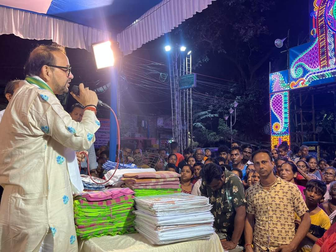 ShahbazAitc's tweet image. Today in Our Ward-3 #KMC Gifting of New Clothes to the Needy People who has right to celebrate the Durga Puja with Happiness.
Thanking Our Hon'ble MLA @AtinGhoshAITC  &amp;amp; Councillor  @debikachakrabo  
&amp;amp; State #TMYC Secretary Smt. @priyadarshini88 to make it  Successful.
#DurgaPuja