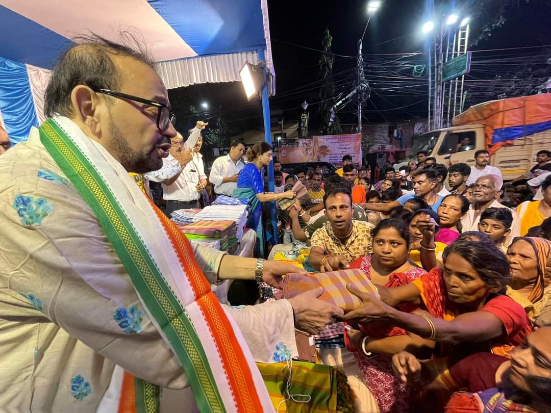 ShahbazAitc's tweet image. Today in Our Ward-3 #KMC Gifting of New Clothes to the Needy People who has right to celebrate the Durga Puja with Happiness.
Thanking Our Hon'ble MLA @AtinGhoshAITC  &amp;amp; Councillor  @debikachakrabo  
&amp;amp; State #TMYC Secretary Smt. @priyadarshini88 to make it  Successful.
#DurgaPuja