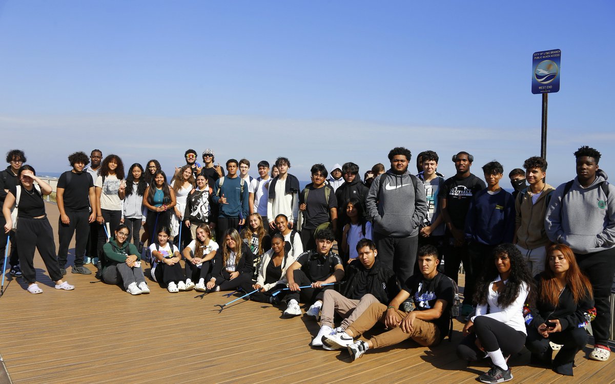 ⚠️LBPS ENV SCI students on the beach in mid-October conducting field work.  70°F ☀️  @LBPSMaiello #Science @LBpublicschools @visitlongbranch #LBTogetherWeCan