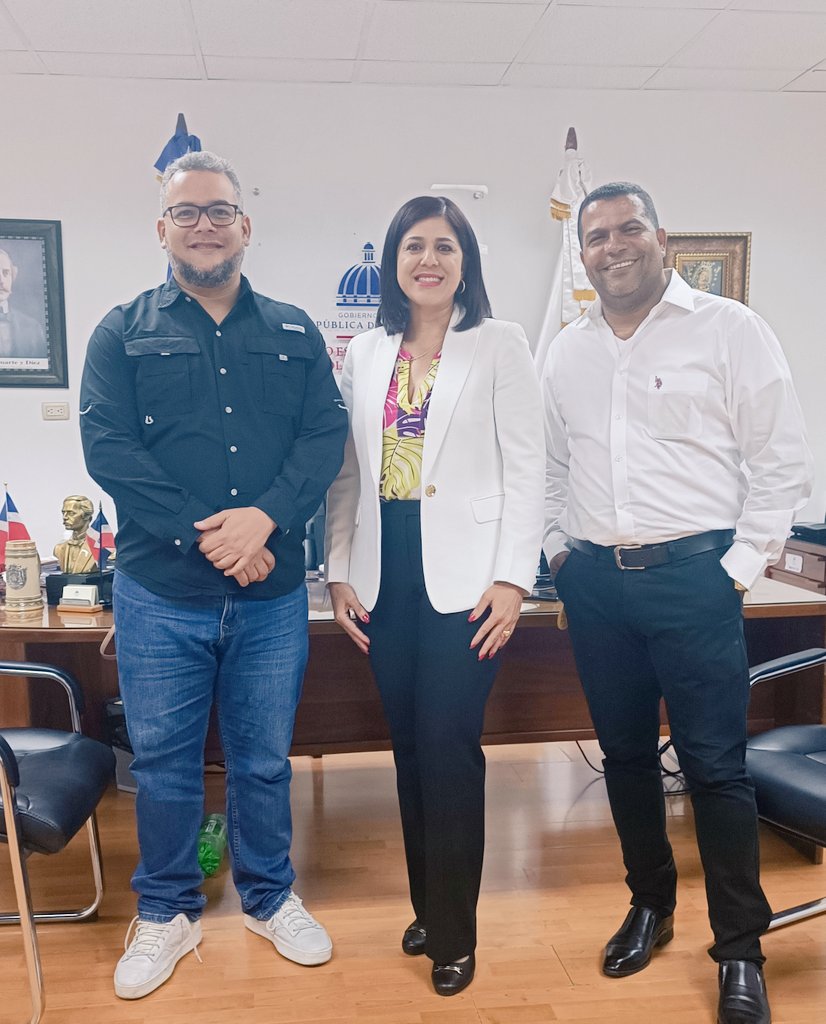hecmiliogalvan's tweet photo. Ha sido un gusto reunirnos con dos grandes amigos.
Es un honor para mí compartir el futuro de las provincias de Pedernales y Hermanas Mirabal con Augusto Velázquez y Mercedes Ortiz #Mecho https://t.co/dQy3RIBwnO