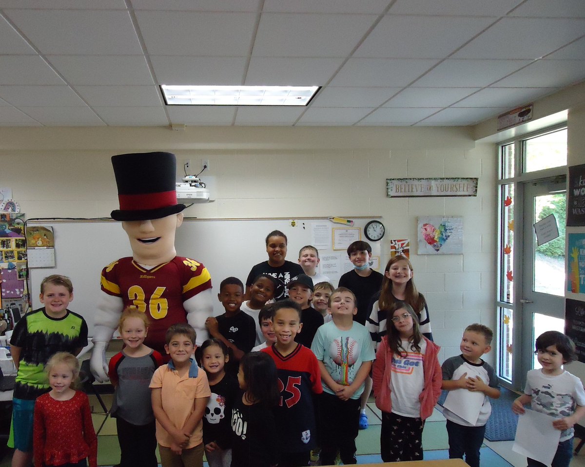fmteducare's tweet photo. Toppy came to visit us in Educare! We took pictures with him, asked him yes or no questions and danced to "Crazy Train" with him 🤩 #ToppyIsAwesome 💛🎩#HowFun #WeAreAllToppers #FallBreak2023 #WeAreFansOfToppy https://t.co/bNvlRXl1Wl