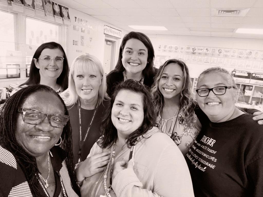 Mrs_Mena17's tweet photo. Team lunch celebrating @MBocharski 💕🎉 https://t.co/GUgl2Eq4Jf