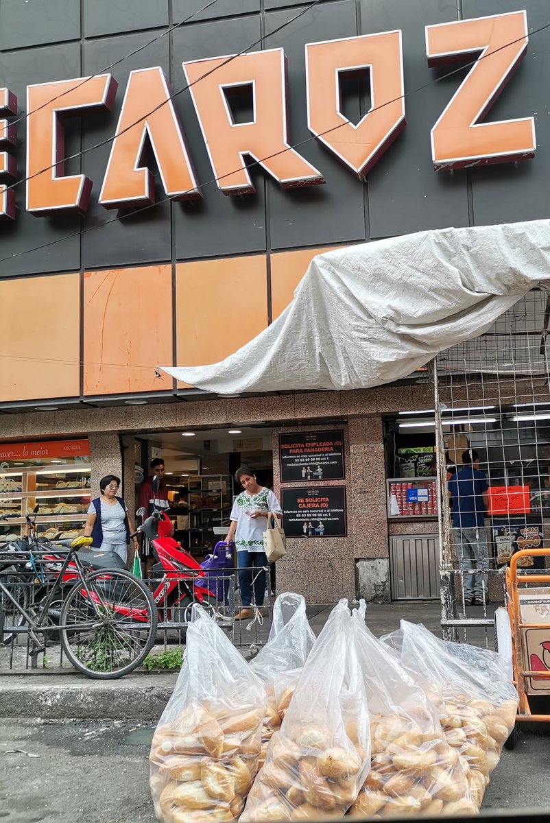 iztacalconews's tweet photo. OYE Panadería #Lecaroz  CUIDA LA IMAGEN QUE DAS y que los productos lleguen a la gente con limpieza.

Cómo es posible que hagan este manejo de sus productos?

Después de eso cualquiera podría imaginar que les falta cuidado e higiene.

Sucursal de sur 16, en #AgrícolaOriental https://t.co/Yj3YVV74M9