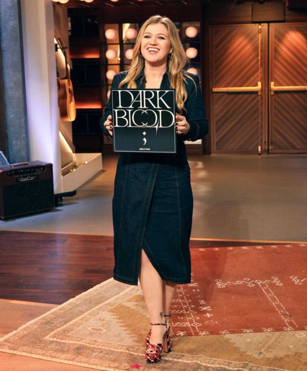 KellyStats's tweet photo. Kelly Clarkson on the new set of her show in New York. https://t.co/cJOxsKN2Ev