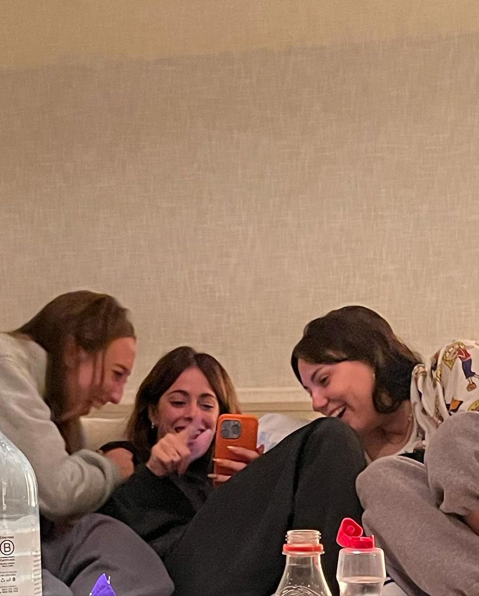 es la foto q representa a mi y a mis amigas viendo chisme