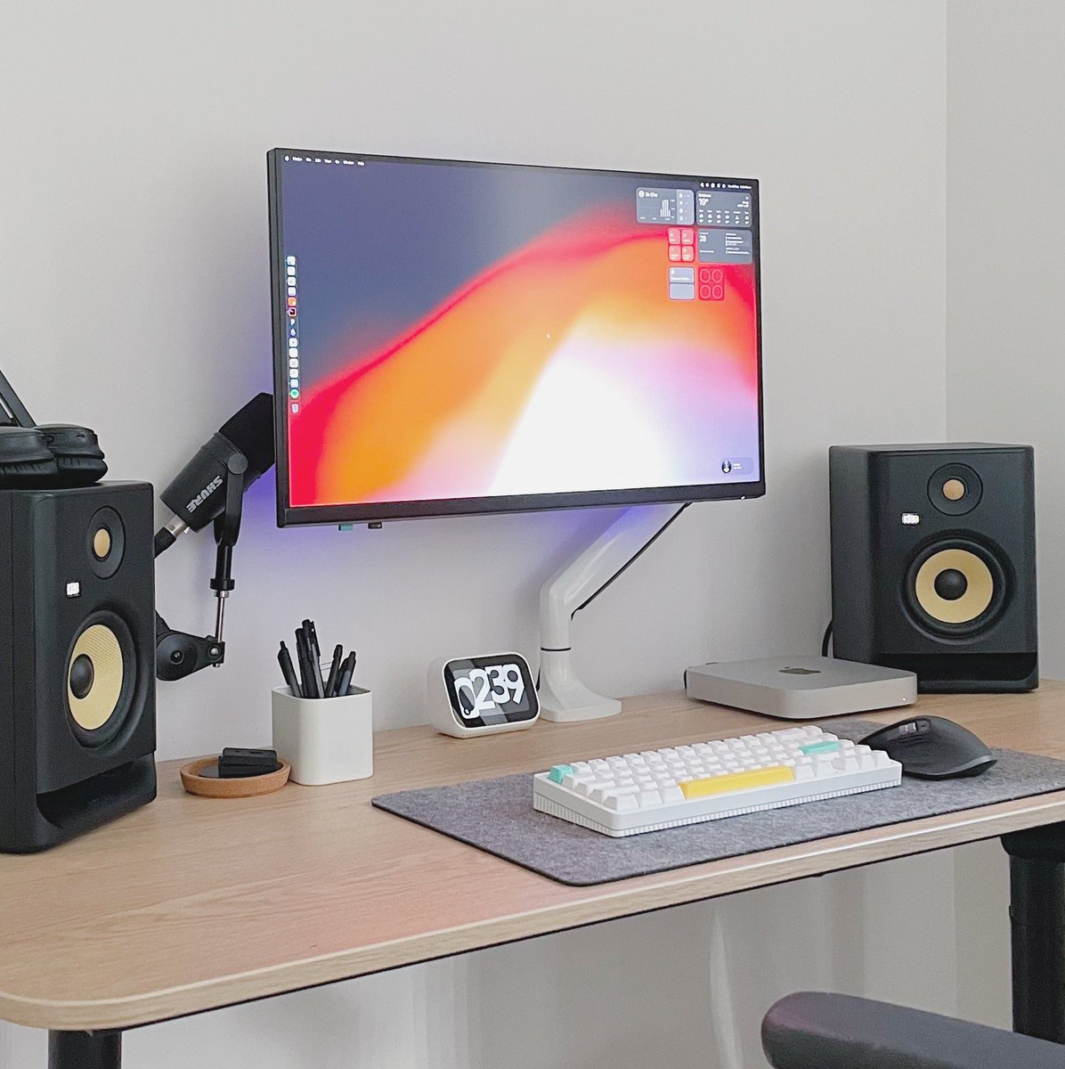 mrdeanjackson's tweet photo. My office setup currently. Still contemplating the studio display though I’ve been spoilt with 144Hz now 😩 https://t.co/ulHWI5Ooo4
