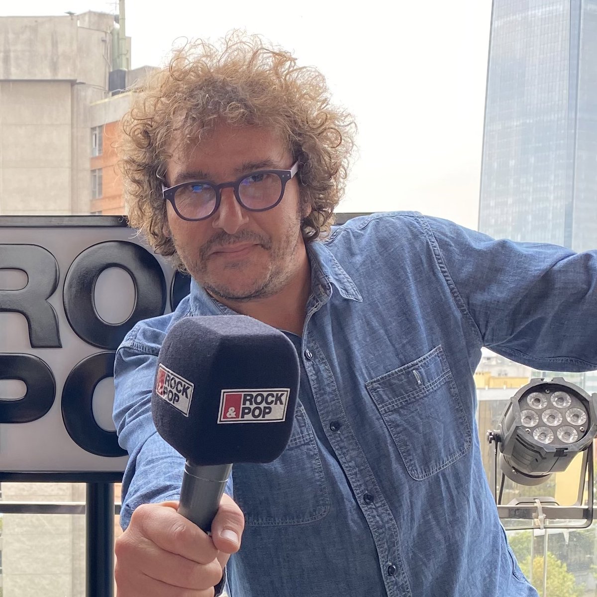 JuerNes en #UnPaisGeneroso😎 Hoy Javiera Rey <a href="/Star_Tres/">Star Tres ✨</a> nos visita para hablar sobre el eclipse del sábado y hacerle un test de actualidad especial a <a href="/ivanguerrerom/">Ivan Guerrero</a> 👀🌔 + <a href="/AntoEstevez/">Antonella Estevez</a> nos cuenta todo sobre el <a href="/ficvaldivia/">@FICVALDIVIA</a> desde el sur🎞️
94.1 y rockandpop.cl🐀