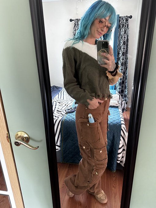 Pants with pockets to carry all of the necessities 🩵 https://t.co/my0FkWesF8<a href="/tag/newprofilepic"class="tags"><span>#newprofilepic</span></a>
