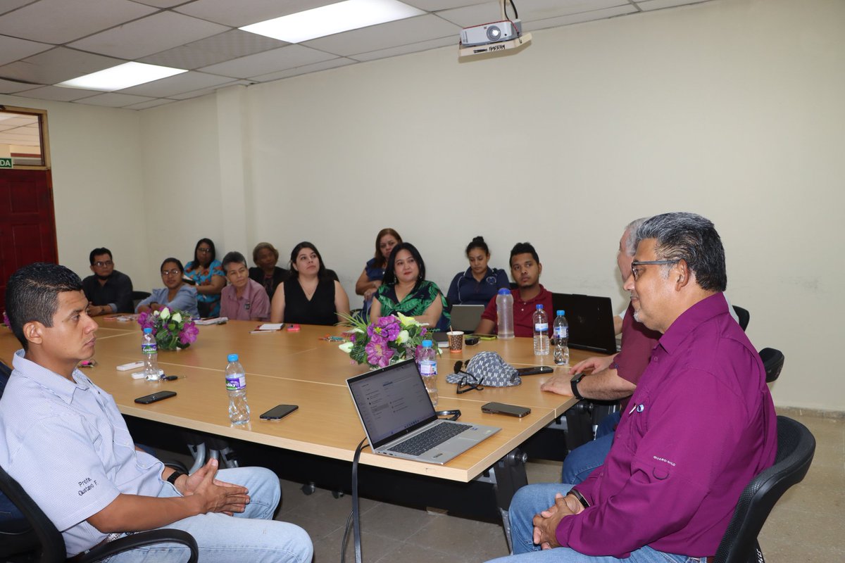 UTPBocas1's tweet photo. Reunión con los Directivos y Coordinadores del Centro Regional de Bocas del Toro.
Dr. Omar Aizpurúa – Rector de la Universidad Tecnológica de Panamá
Lcdo. Amílcar Díaz – Coordinador de los Centro Regionales 
Dr. José Mendoza A. – Director del Centro Regional de Bocas del Toro https://t.co/wwB6CoTljq