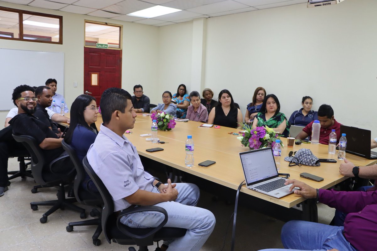 UTPBocas1's tweet photo. Reunión con los Directivos y Coordinadores del Centro Regional de Bocas del Toro.
Dr. Omar Aizpurúa – Rector de la Universidad Tecnológica de Panamá
Lcdo. Amílcar Díaz – Coordinador de los Centro Regionales 
Dr. José Mendoza A. – Director del Centro Regional de Bocas del Toro https://t.co/wwB6CoTljq