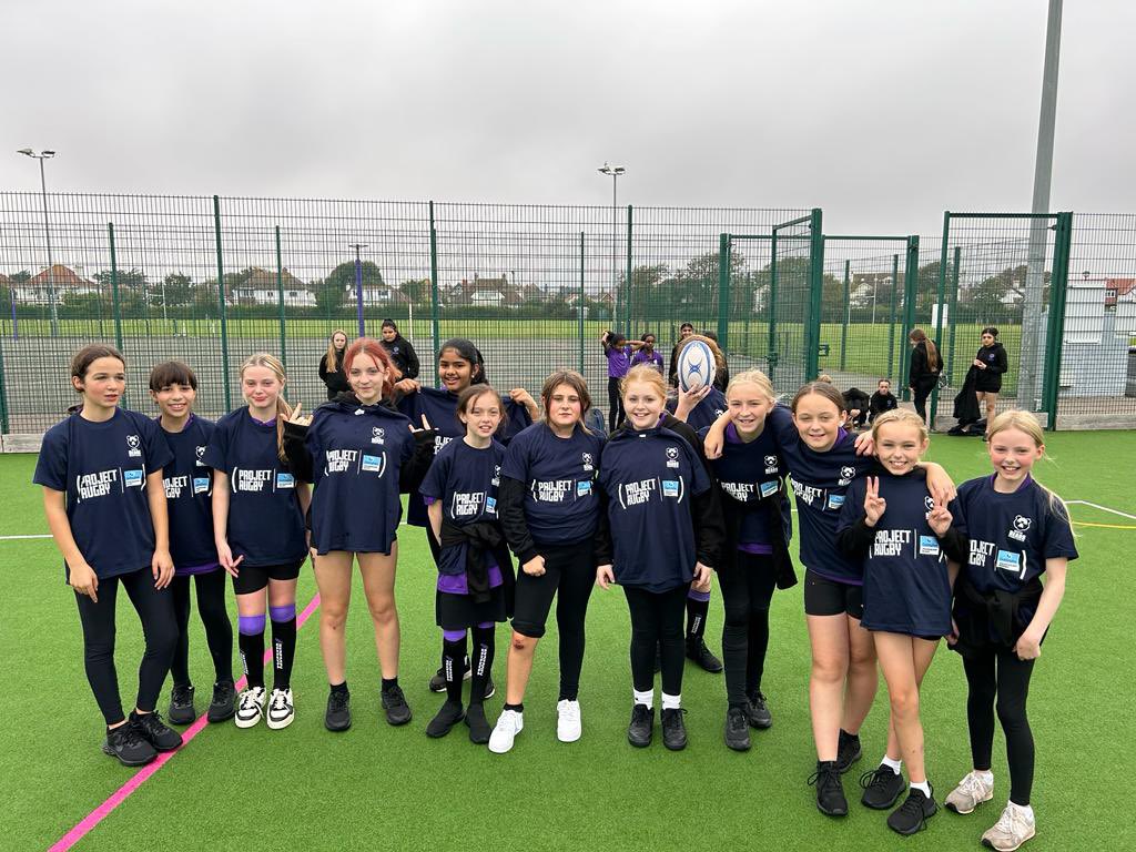 BrisBearsFound's tweet image. Celebrating our t-shirt winners at @BroadoakPE with the Year 7️⃣ Girls this morning. 

👋 @upthenest @westonroses get in touch! 📞 

#ProjectRugby
