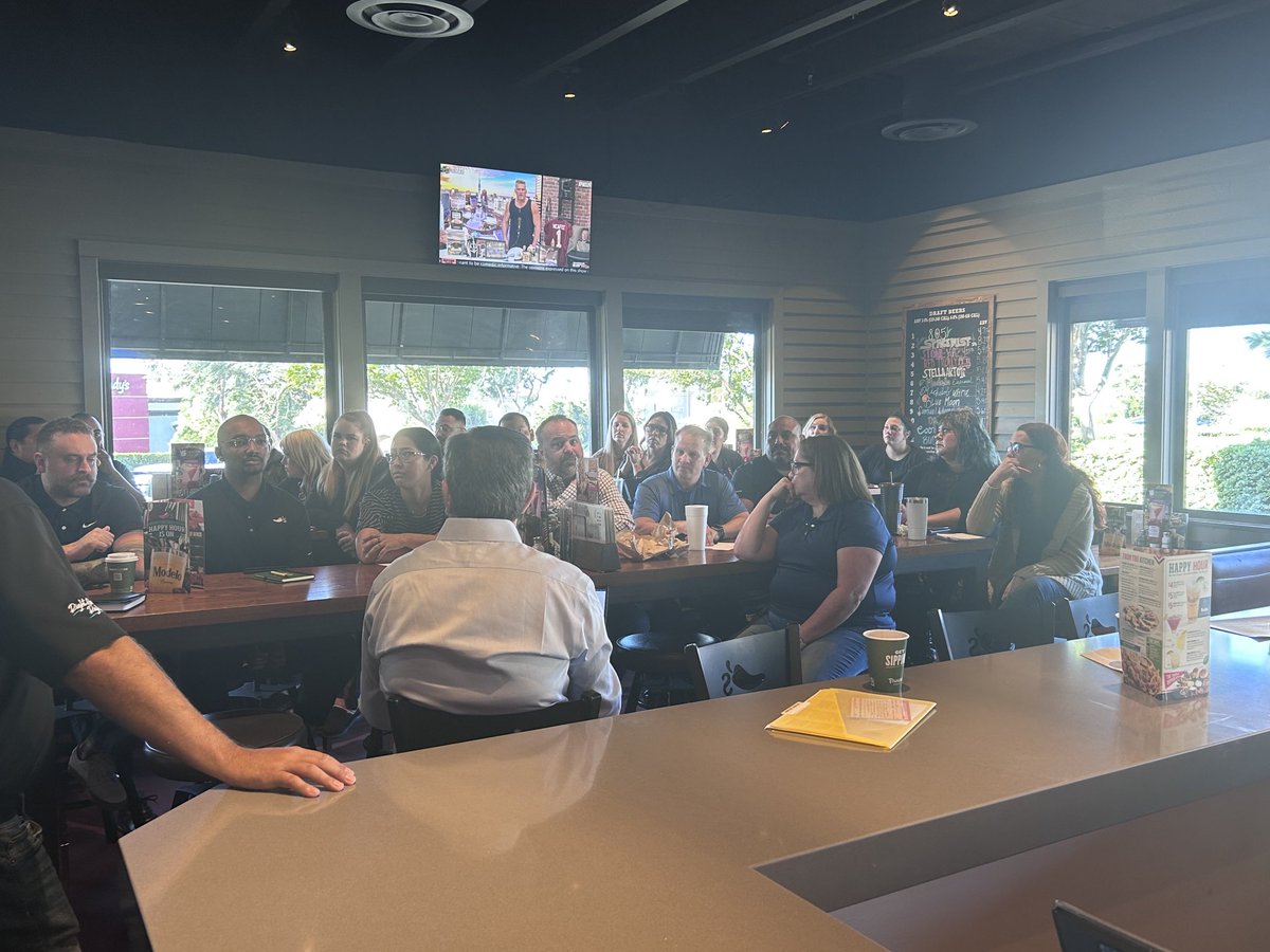 dale_bullotta's tweet photo. Great spending time with Kevin this week. We all learned so much listening to him and hopefully he learned a tidy bit or two from us. Playing restaurant is fun and thank you the the Horne Market for hosting! #showup https://t.co/lCSn6rpt6v