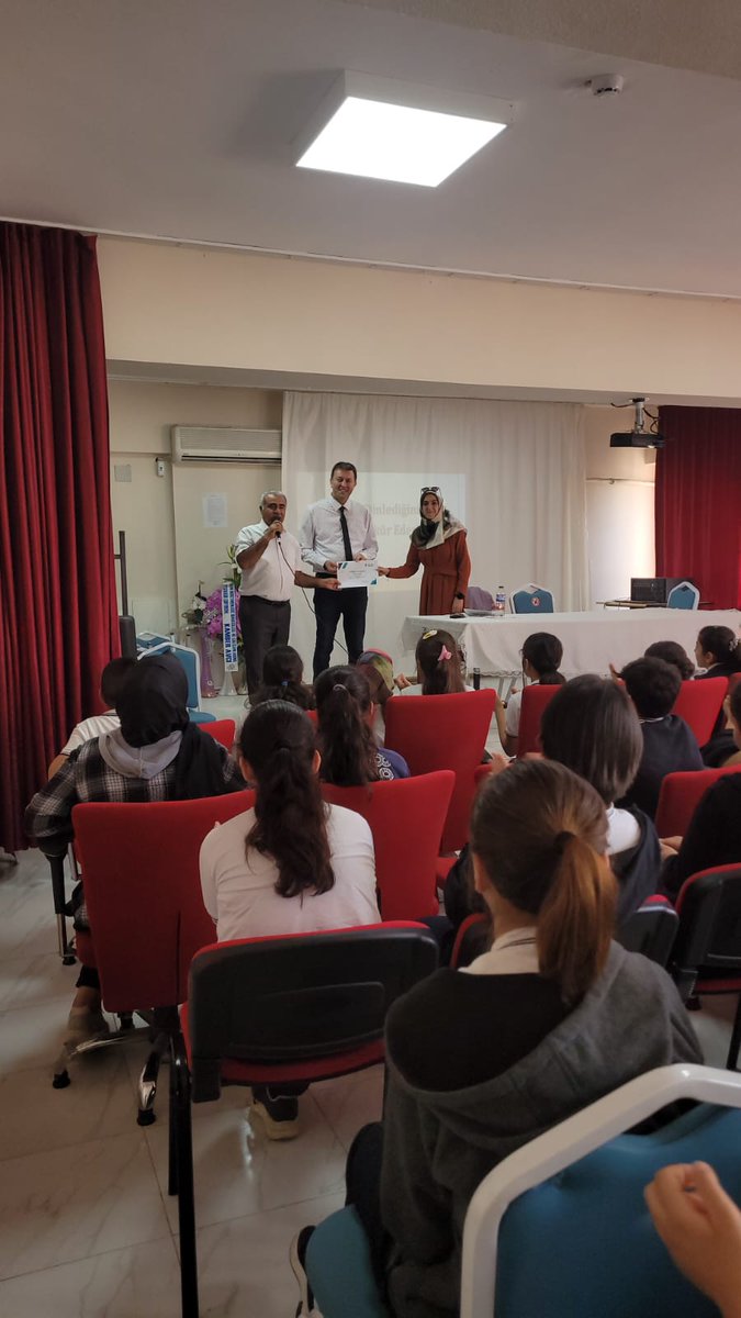 ryirci's tweet photo. Osmaniye Mareşal Fevzi Çakmak Ortaokulu'nda TÜBİTAK bilim söyleşileri kapsamında bizleri misafir eden çok değerli okul idarecilerimize, öğretmenlerimize ve gözleri ışık saçan öğrencilerimize çok teşekkürler... #tubitak, #ksuegitim, #bilimsoylesileri https://t.co/eKiFGSlJem