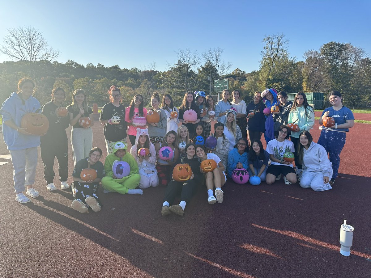 Brewster_FH's tweet photo. Pumpkins and PJs Practice🎃🐻
@BCSD_Athletics @brewsterschools @CoachJPurcell @Miss__Corbett @CherylCorbett11 https://t.co/vCBqlYzxOG