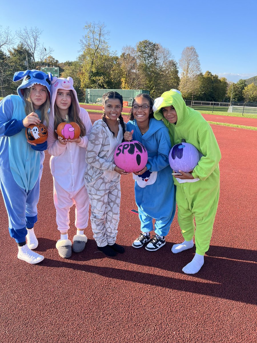 Brewster_FH's tweet photo. Pumpkins and PJs Practice🎃🐻
@BCSD_Athletics @brewsterschools @CoachJPurcell @Miss__Corbett @CherylCorbett11 https://t.co/vCBqlYzxOG