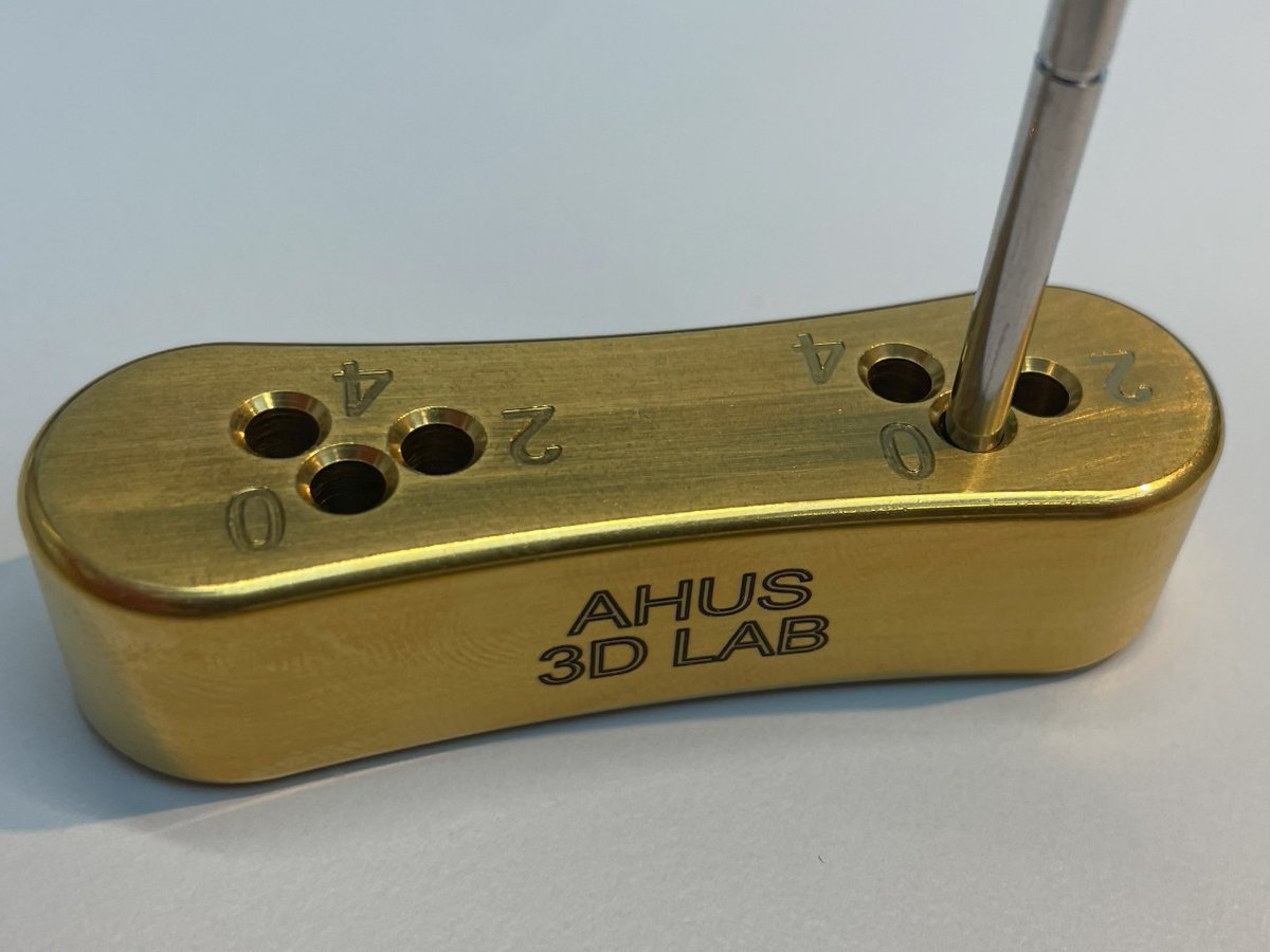 In-house designed "Anti Notching Guide" (skift block to adjust the position of the femoral component's cutting jig) for the <a href="/zimmerbiomet/">Zimmer Biomet</a> NexGen total knee arthroplasty system at the 3D Lab @Ahus_no, milled in stainless steel 316L with titanium-nitride coating