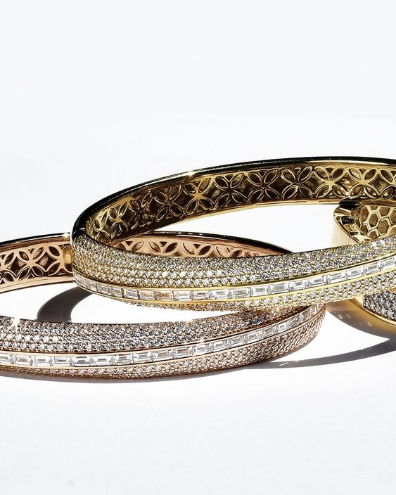 SimonGJewelry's tweet image. Yellow gold, rose gold and baguette diamonds. A perfect mix for any wrist stack!
bit.ly/3ZRBiWe #diamondbangle #baguettediamonds #wriststack