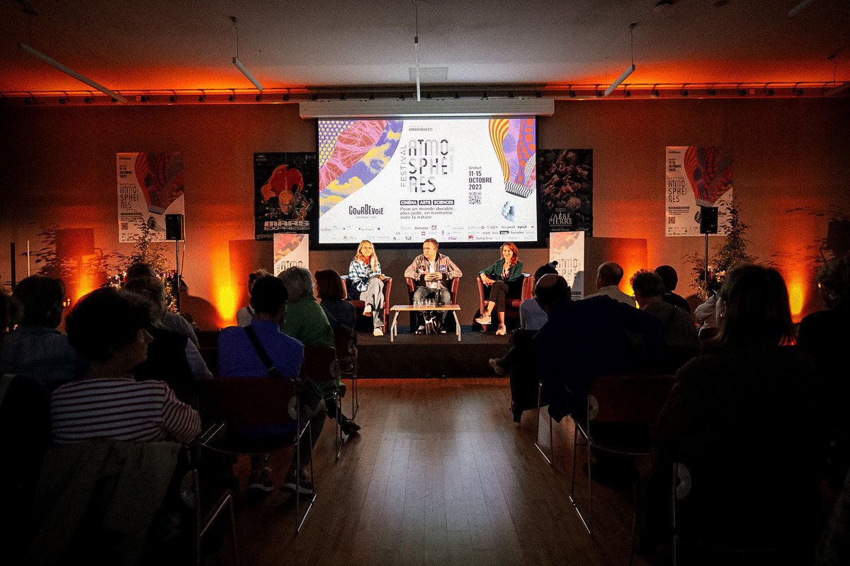 FFatmospheres's tweet photo. Un grand moment avec Hélène Courtois et @jpgoux devant une salle pleine ! « Merci pour cette rencontre passionnante… » le public est au rdv ! On vous attend jusqu’à dimanche 💫 @VilleCourbevoie https://t.co/HFOm3AuFvK