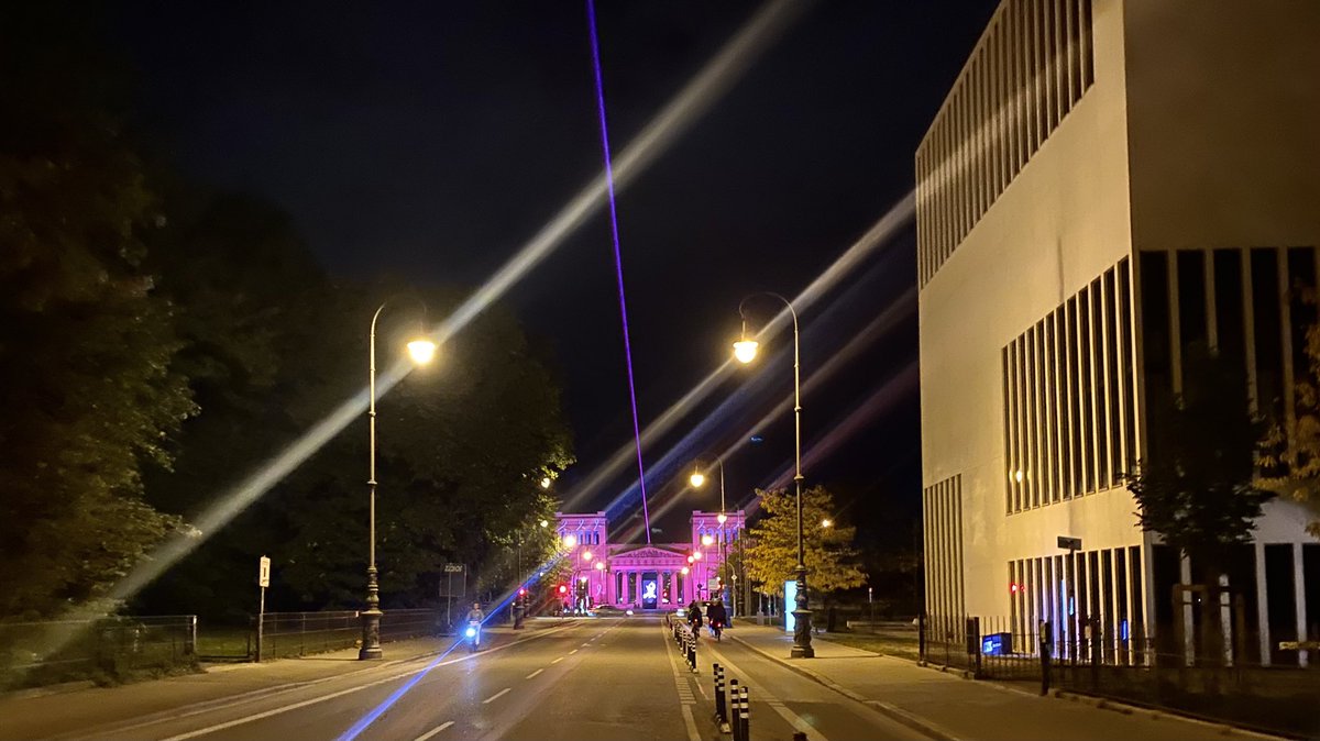 saminmuc's tweet photo. Der neuste Streich von @wearevideode - die Brustkrebs-Awareness-Kampagne von @EsteeLauder am Königsplatz #München ➡️ https://t.co/AyfZOvnEIO 🩷 #gemeinsamstärker #BCCGermany https://t.co/fBZievofGj