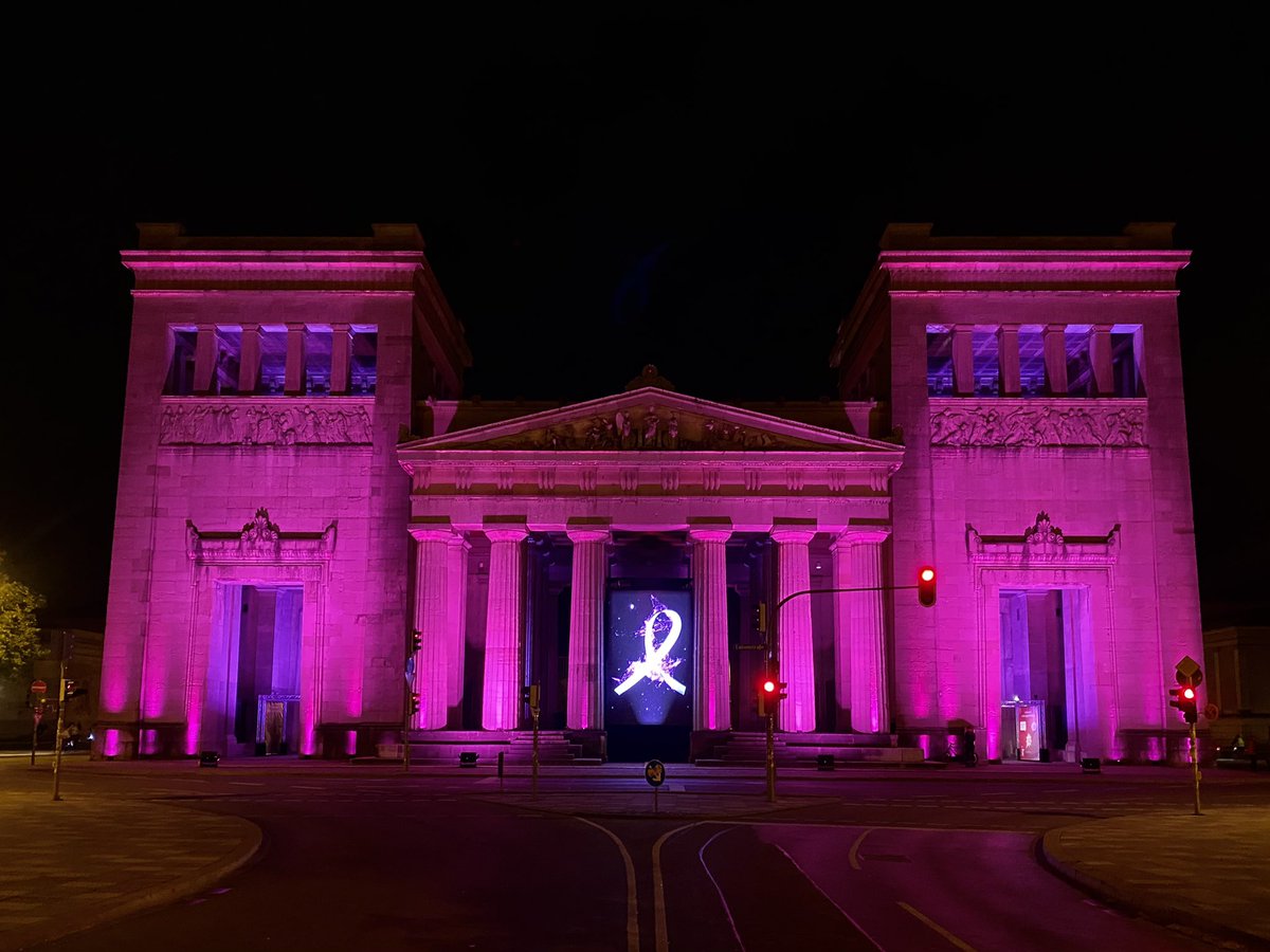 saminmuc's tweet photo. Der neuste Streich von @wearevideode - die Brustkrebs-Awareness-Kampagne von @EsteeLauder am Königsplatz #München ➡️ https://t.co/AyfZOvnEIO 🩷 #gemeinsamstärker #BCCGermany https://t.co/fBZievofGj