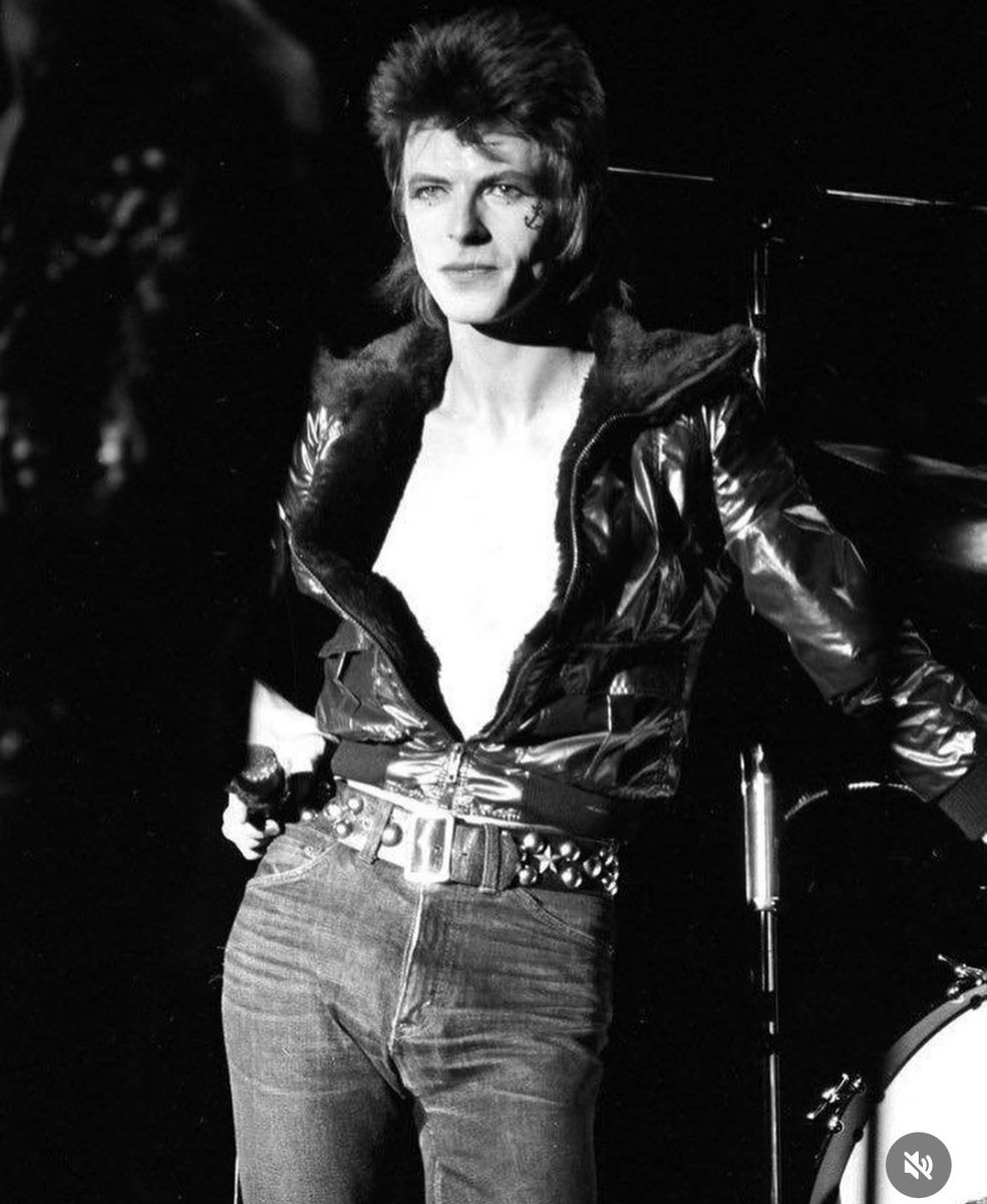 Weird_n_Gilly's tweet photo. Oh, shadow love was quick and lean
Life's a well-thumbed machine
I saw you watchin' from the stairs
You're everyone that ever cared
Oh, lordy
Oh, lordy
You know I need some lovin'
I'm movin'
Touch me ⚡️✨
#JohnI'mOnlyDancing https://t.co/Nsy00pW8ni