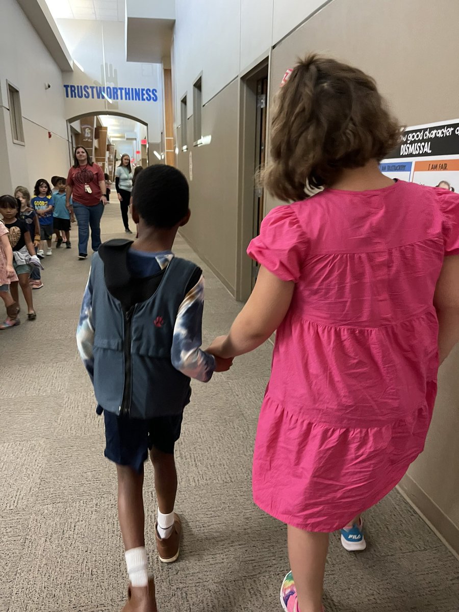 ChristieWithAnE's tweet photo. A few snapshots from our day… friends helping friends, shopping at the P-E-B, celebrating a teammate’s birthday, and completing our job of delivering the mail!  Great things are happening with Team Morgan! #happykids #caringkids @ParrPatriots https://t.co/Q68yrbdzbH