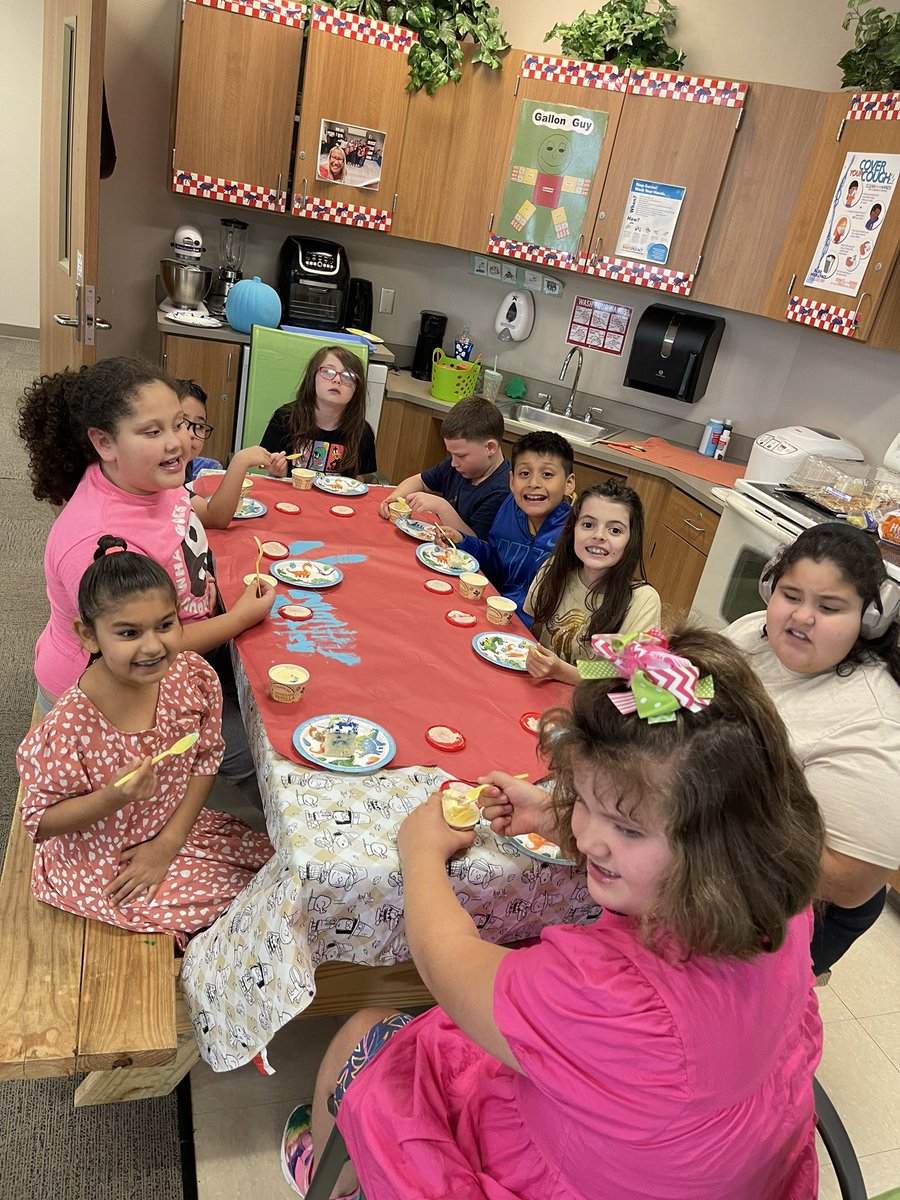 ChristieWithAnE's tweet photo. A few snapshots from our day… friends helping friends, shopping at the P-E-B, celebrating a teammate’s birthday, and completing our job of delivering the mail!  Great things are happening with Team Morgan! #happykids #caringkids @ParrPatriots https://t.co/Q68yrbdzbH